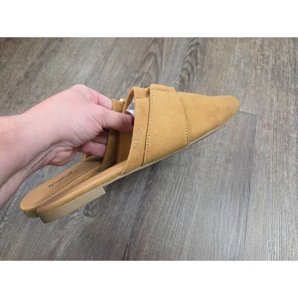Qupid Tan Camel Faux-Suede Gold Buckle Mules Flats Shoes Pointed Toe Size 8.5 - Picture 6 of 8